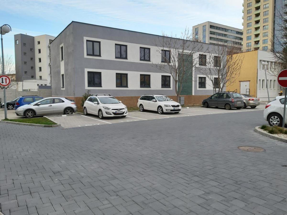 شقة Living Bratislava & Bus Station & Mlynske Nivy المظهر الخارجي الصورة